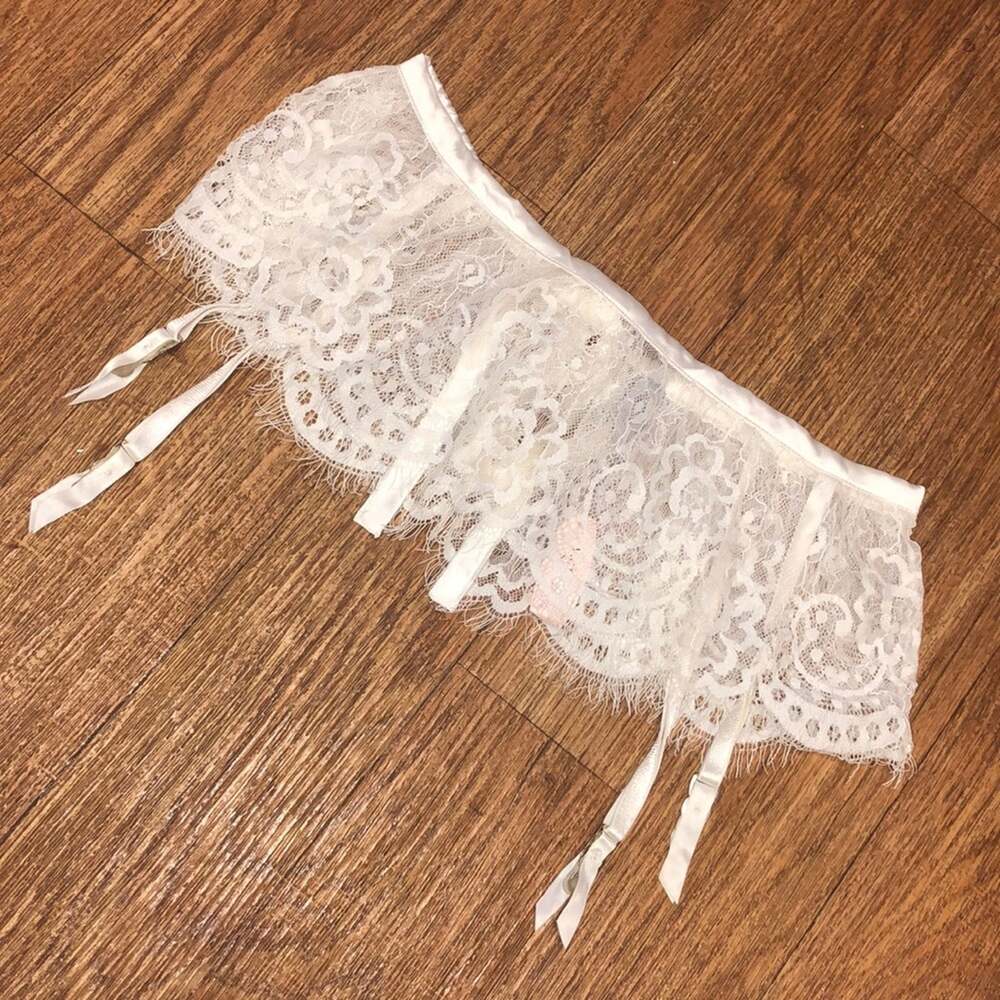 NWOT Victoria’s Secret Off White Floral Lace Fringe Garter Belt Size XS/S